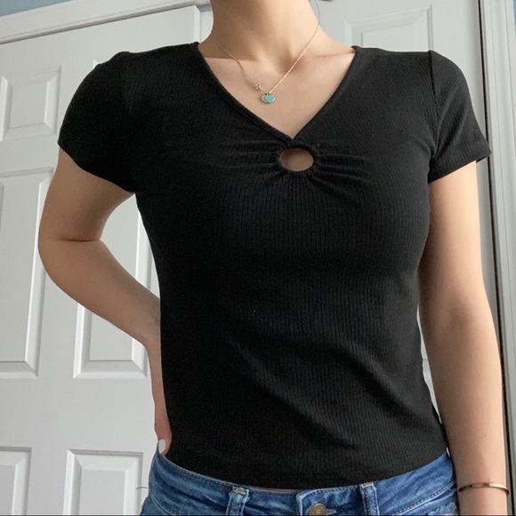 Hollister Black Key Hole Tee - Picture 2 of 8